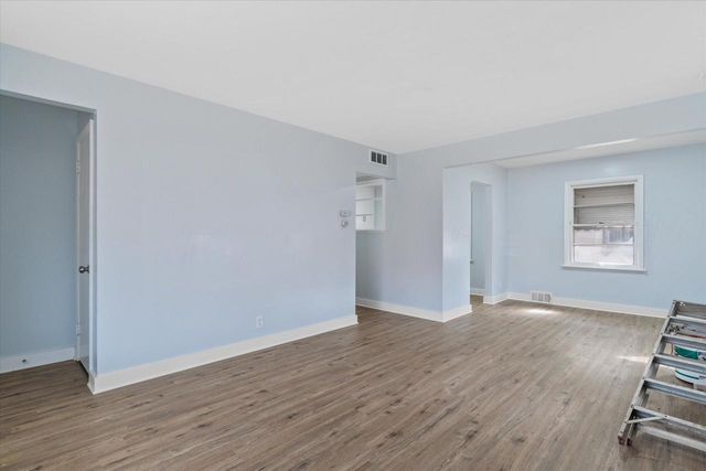 2101 W Fairmount AVENUE, Milwaukee, WI 53209