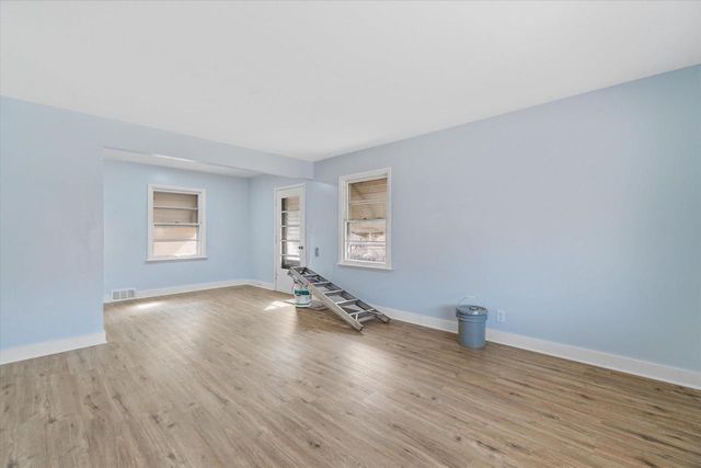 2101 W Fairmount AVENUE, Milwaukee, WI 53209