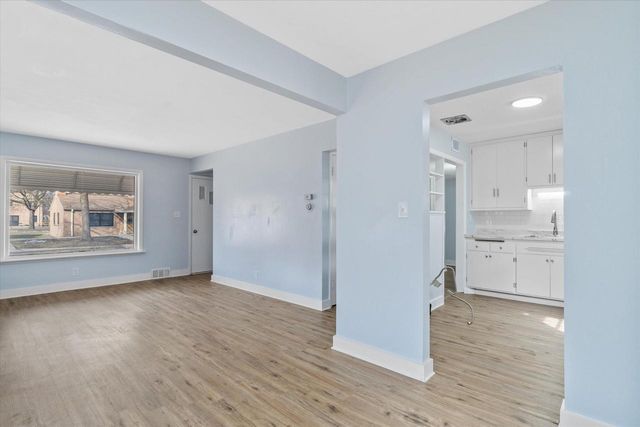 2101 W Fairmount AVENUE, Milwaukee, WI 53209