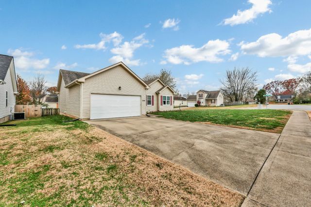 506 Oakmont Dr, Clarksville, TN 37042