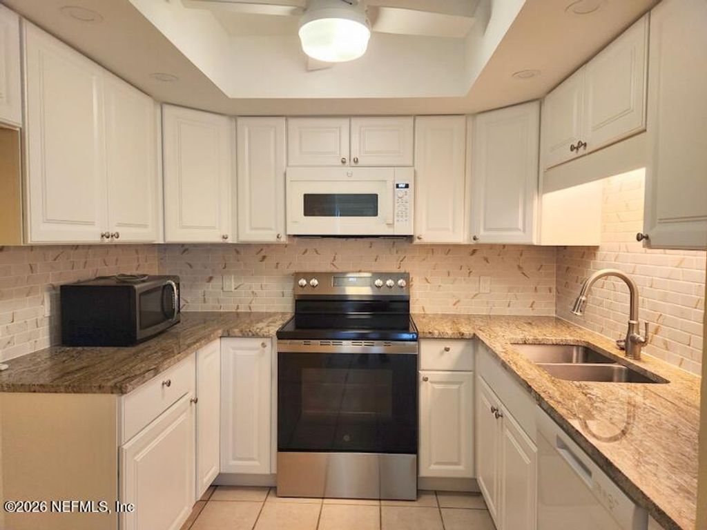 1004 DEFENDER Court W 1004, Jacksonville, FL 32233