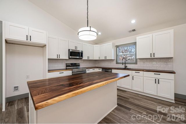 7592 McDuffy Road, Connelly Springs, NC 28612