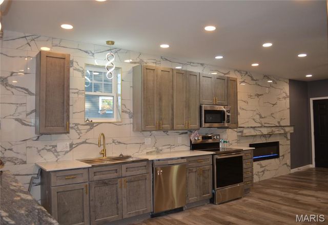 5381 Bermuda Drive, St Louis, MO 63121