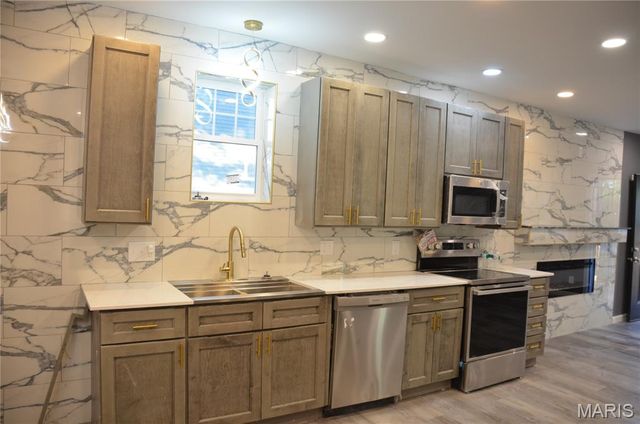 5381 Bermuda Drive, St Louis, MO 63121
