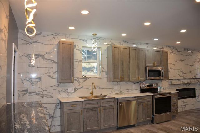 5381 Bermuda Drive, St Louis, MO 63121
