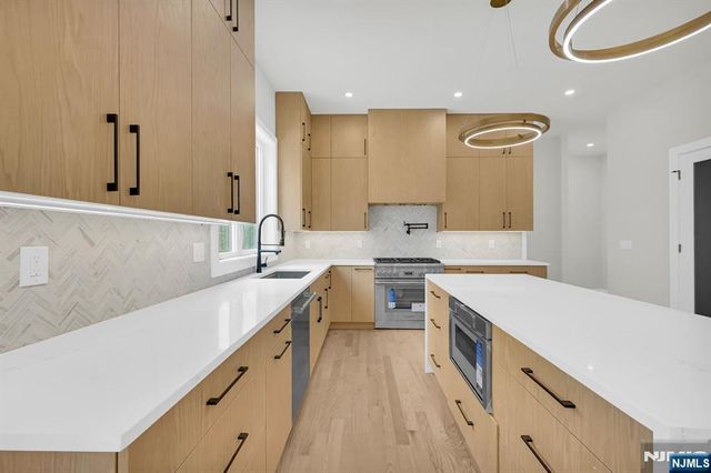 5 Locust Place, Livingston, NJ 07039