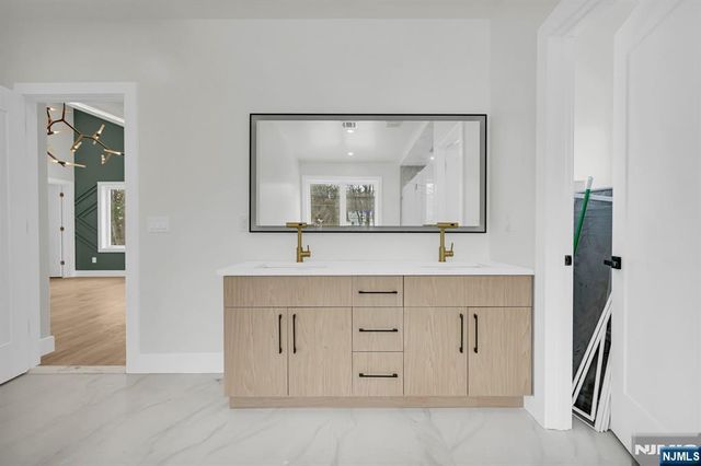 5 Locust Place, Livingston, NJ 07039