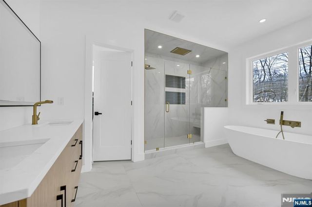 5 Locust Place, Livingston, NJ 07039