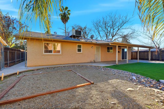 1607 Ashlan Avenue, Clovis, CA 93611