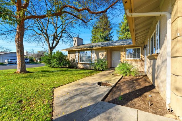 1607 Ashlan Avenue, Clovis, CA 93611