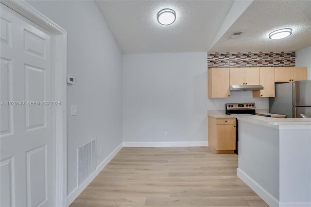 10288 Fox Trail Rd S 302, Royal Palm Beach, FL 33411