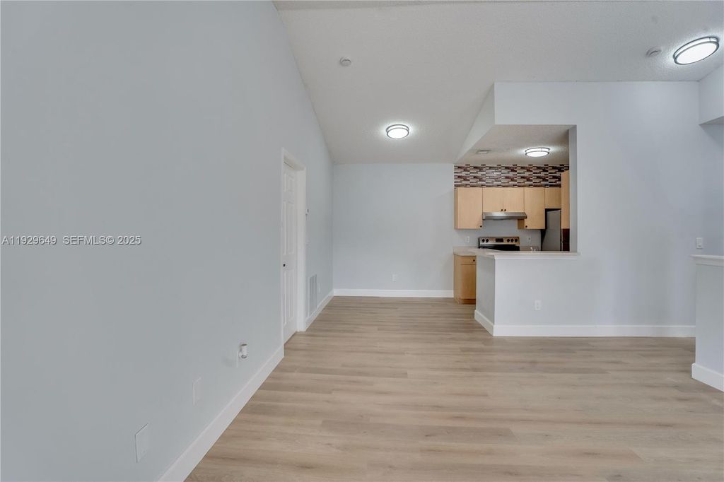 Image 14 of property listing at 10288 Fox Trail Rd S 302, Royal Palm Beach, FL 33411