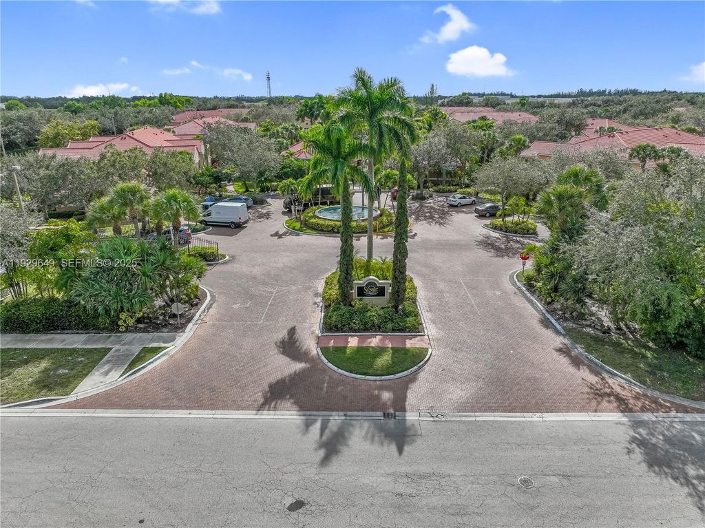 Image 3 of property listing at 10288 Fox Trail Rd S 302, Royal Palm Beach, FL 33411