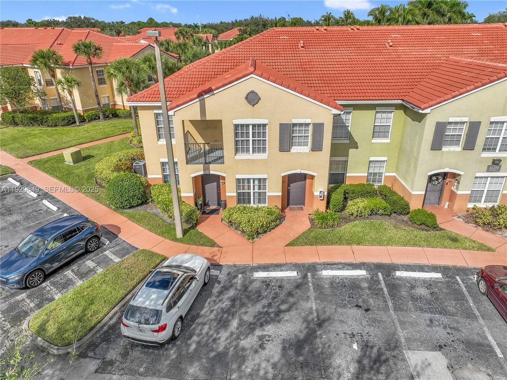 Image 6 of property listing at 10288 Fox Trail Rd S 302, Royal Palm Beach, FL 33411