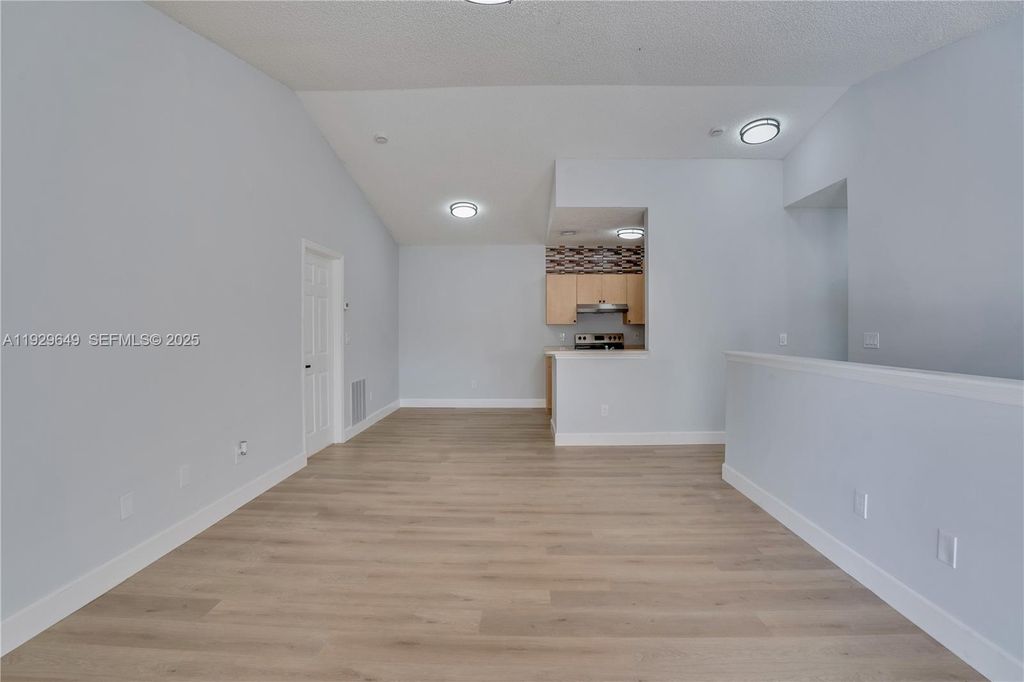 Image 8 of property listing at 10288 Fox Trail Rd S 302, Royal Palm Beach, FL 33411