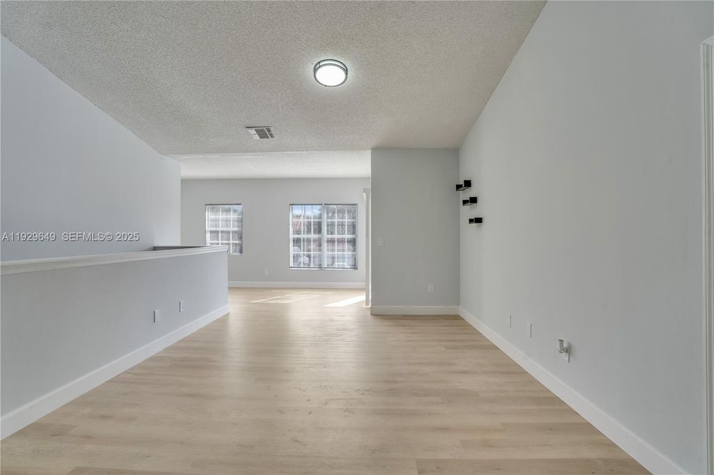 Image 9 of property listing at 10288 Fox Trail Rd S 302, Royal Palm Beach, FL 33411