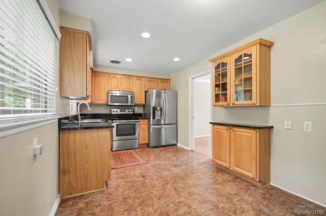 144 E Hickory Grove Road, Bloomfield Hills, MI 48304