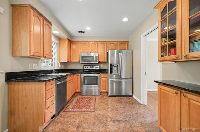 144 E Hickory Grove Road, Bloomfield Hills, MI 48304