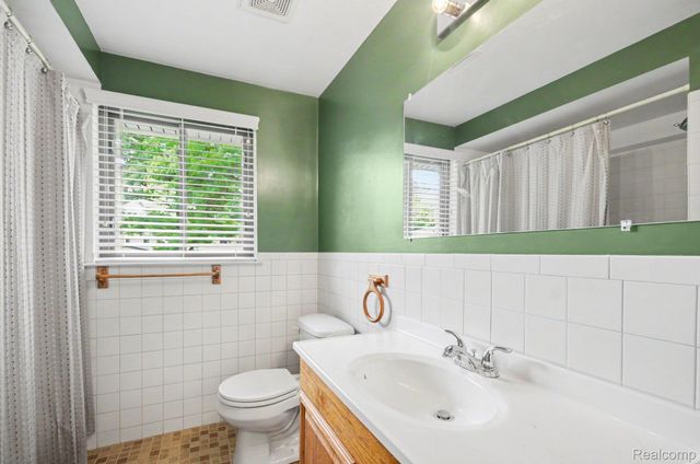 144 E Hickory Grove Road, Bloomfield Hills, MI 48304