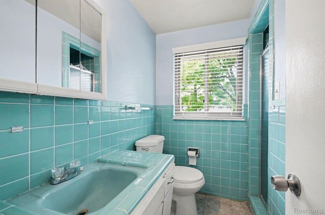144 E Hickory Grove Road, Bloomfield Hills, MI 48304