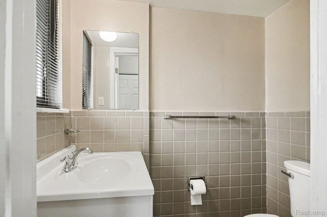 144 E Hickory Grove Road, Bloomfield Hills, MI 48304