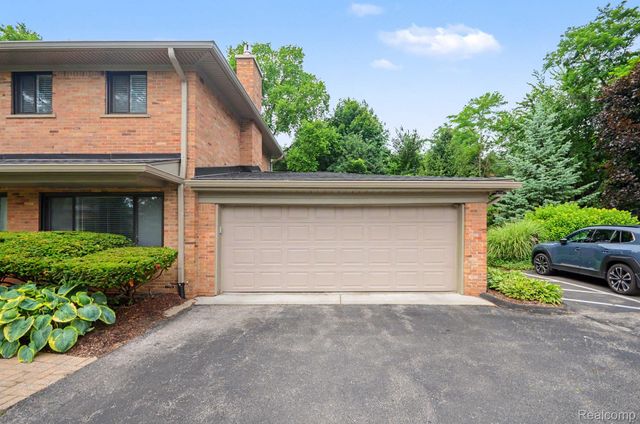 144 E Hickory Grove Road, Bloomfield Hills, MI 48304