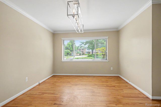 144 E Hickory Grove Road, Bloomfield Hills, MI 48304