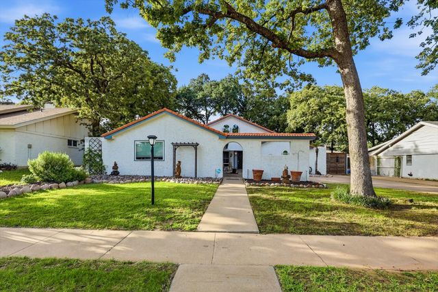 913 Harwood Terrace, Bedford, TX 76021