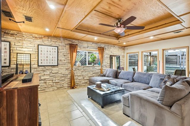913 Harwood Terrace, Bedford, TX 76021