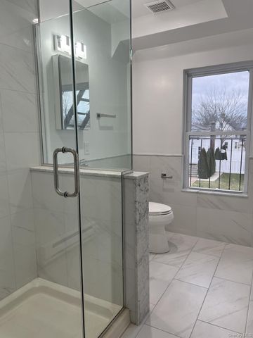 70 Peterson Place 2B, Lynbrook, NY 11563