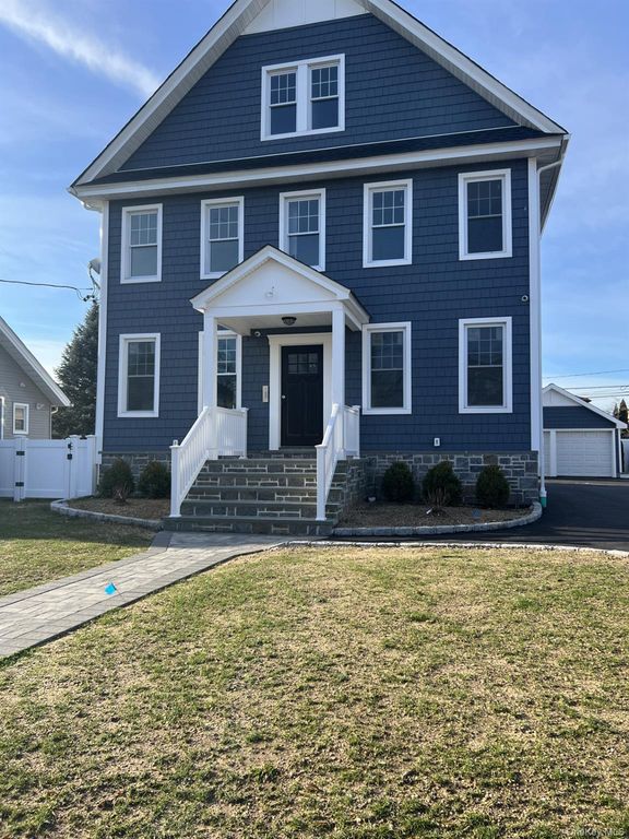 70 Peterson Place 2B, Lynbrook, NY 11563