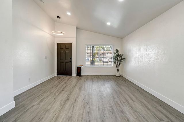 5545 W Norwich Avenue, Fresno, CA 93722