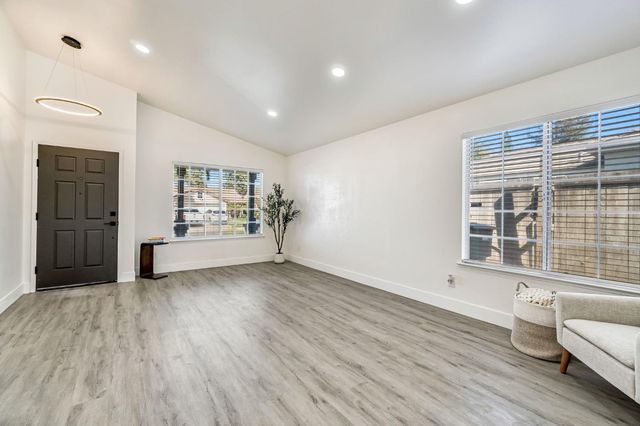 5545 W Norwich Avenue, Fresno, CA 93722