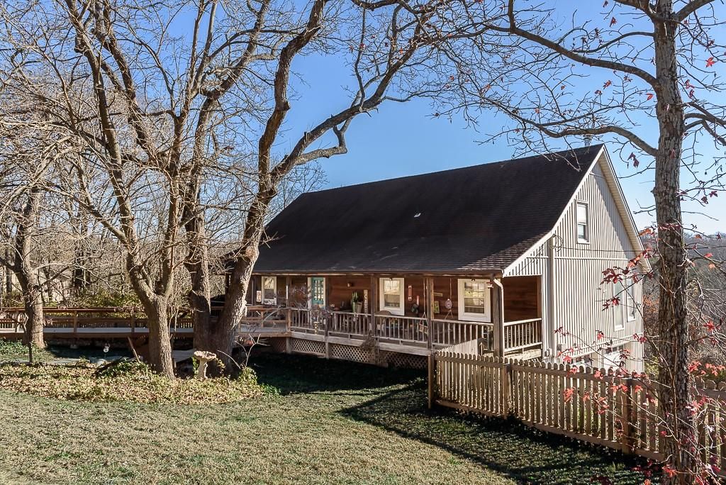 9055 Hillview Drive, De Soto, KS 66018