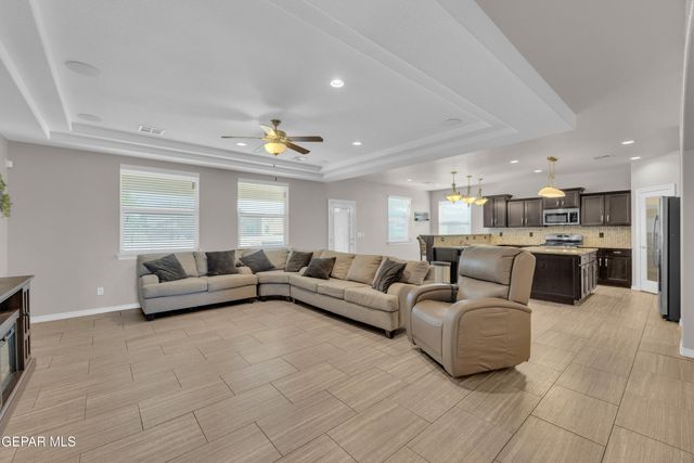 525 VALLEY PLUM Avenue, El Paso, TX 79932