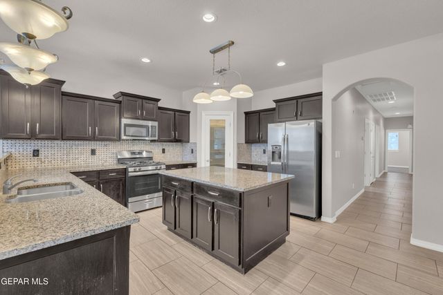 525 VALLEY PLUM Avenue, El Paso, TX 79932
