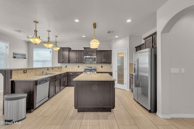 525 VALLEY PLUM Avenue, El Paso, TX 79932