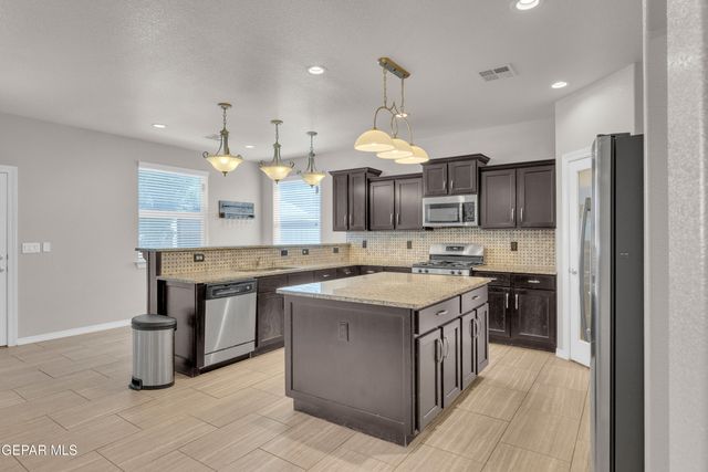 525 VALLEY PLUM Avenue, El Paso, TX 79932