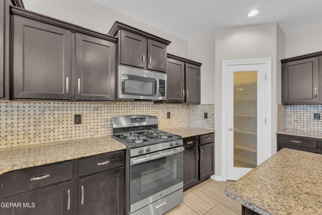 525 VALLEY PLUM Avenue, El Paso, TX 79932