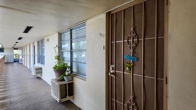 16901 NE 13th Ave 307, Miami, FL 33162