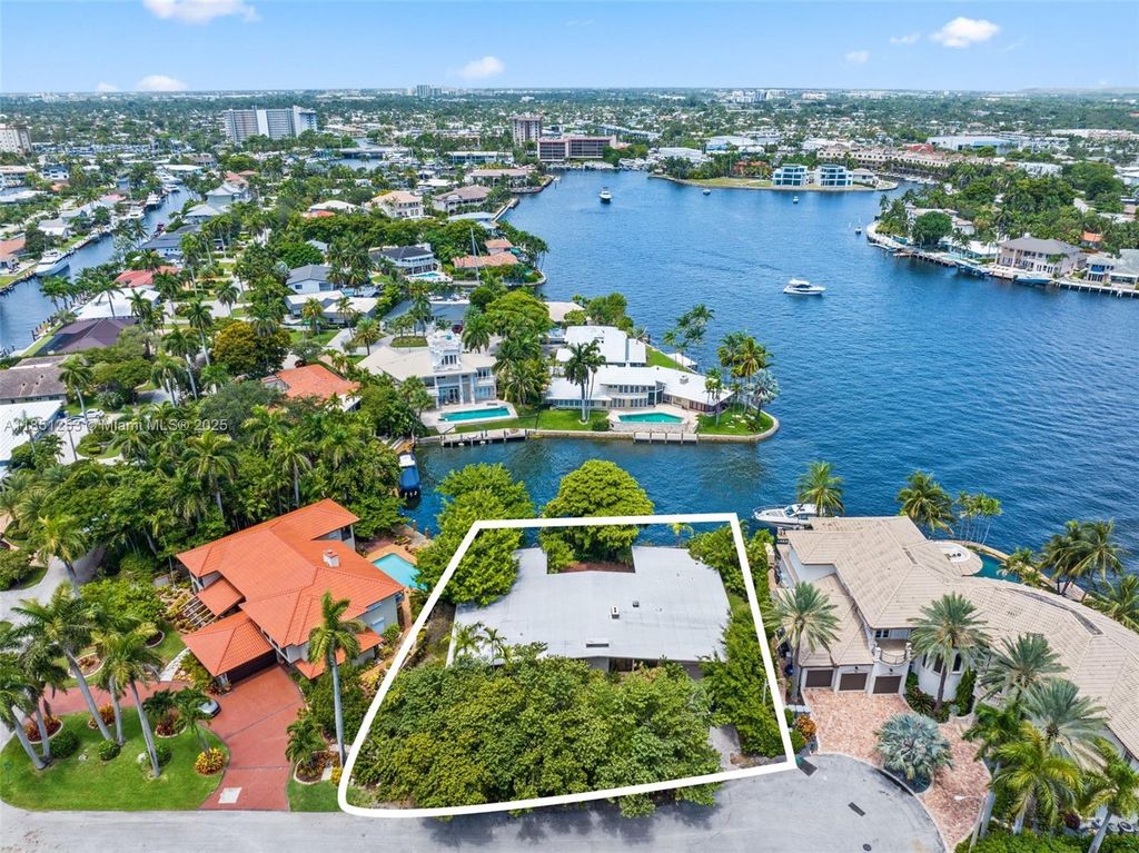 2587 SE 8th St, Pompano Beach, FL 33062