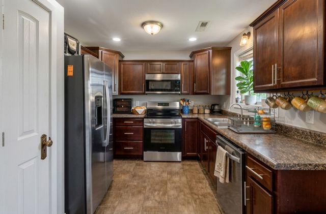 1049 Charles Thomas Dr, Clarksville, TN 37042