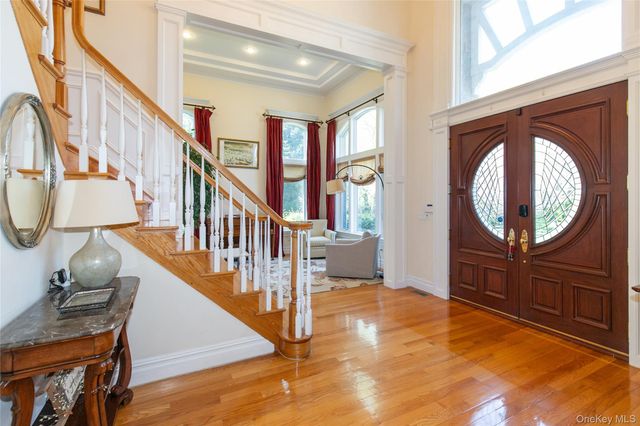 23 FOX HUNT Lane, Great Neck, NY 11020
