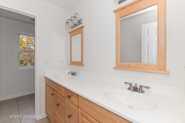 28635 N Thorngate Drive, Ivanhoe, IL 60060