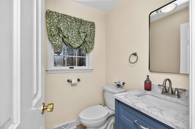 24 Huntswood Lane, East Greenbush, NY 12061