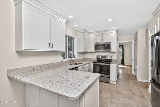 24 Huntswood Lane, East Greenbush, NY 12061