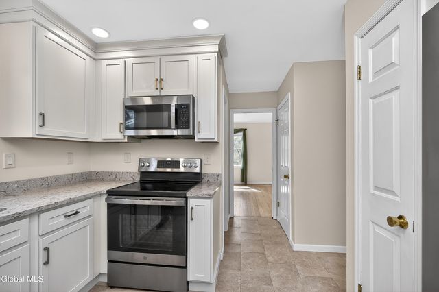 24 Huntswood Lane, East Greenbush, NY 12061