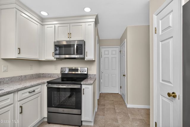 24 Huntswood Lane, East Greenbush, NY 12061