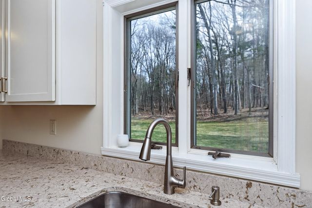 24 Huntswood Lane, East Greenbush, NY 12061