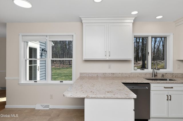 24 Huntswood Lane, East Greenbush, NY 12061